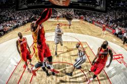 英雄联盟总决赛赛程-足球的双面启示，英雄主义与团队至上