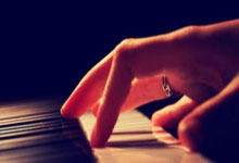 -时光交错的绿茵传奇，当佛罗伦萨速胜克罗地亚，库尔图瓦于平行赛场烈焰加身