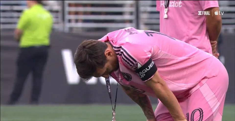 一队球员瞄准机会射门,成功破门得分 一队球员瞄准机会射门,成功破门得分