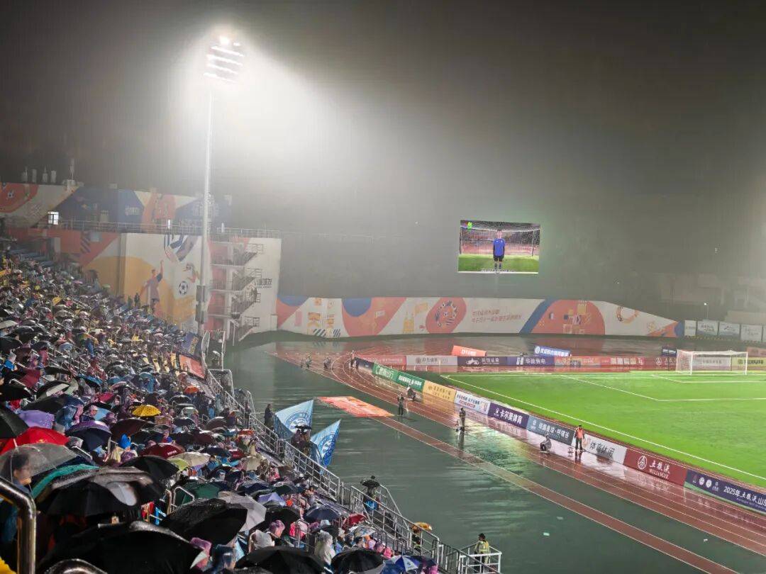 包含绿茵场上风云再起,球迷热情高涨的词条 包含绿茵场上风云再起,球迷热情高涨的词条