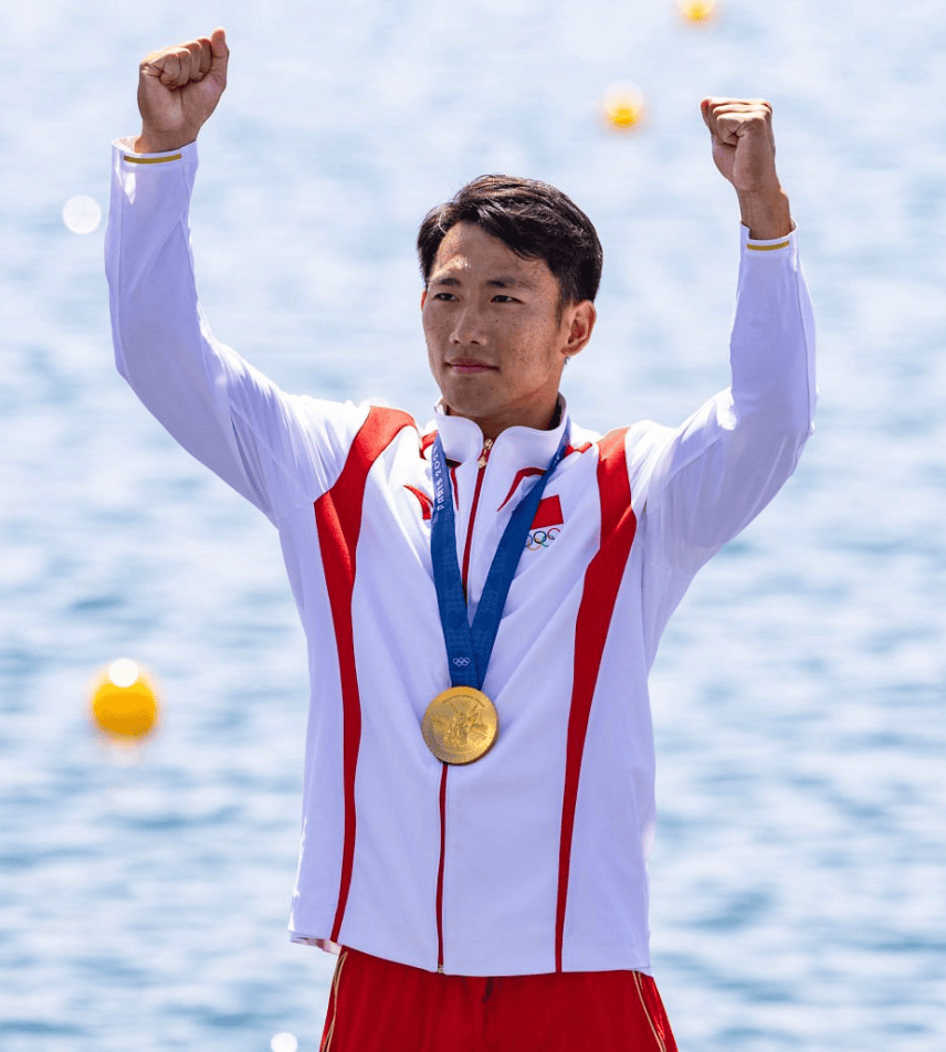 厄瓜多尔游泳选手在比赛中勇夺金牌