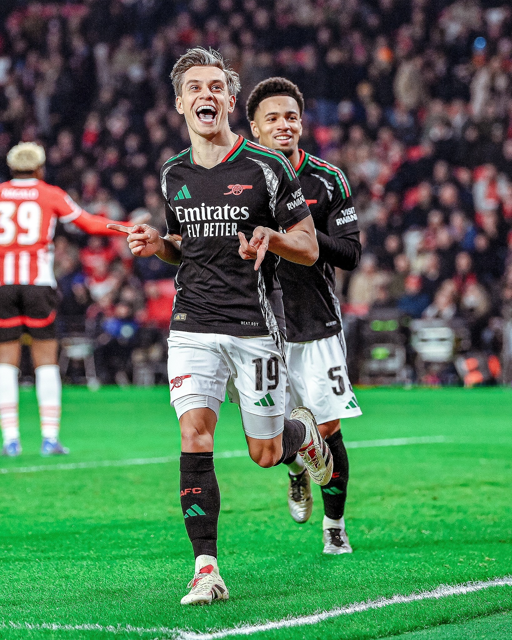 阿森纳后防连续犯错,球队陷入低迷 阿森纳后防连续犯错,球队陷入低迷