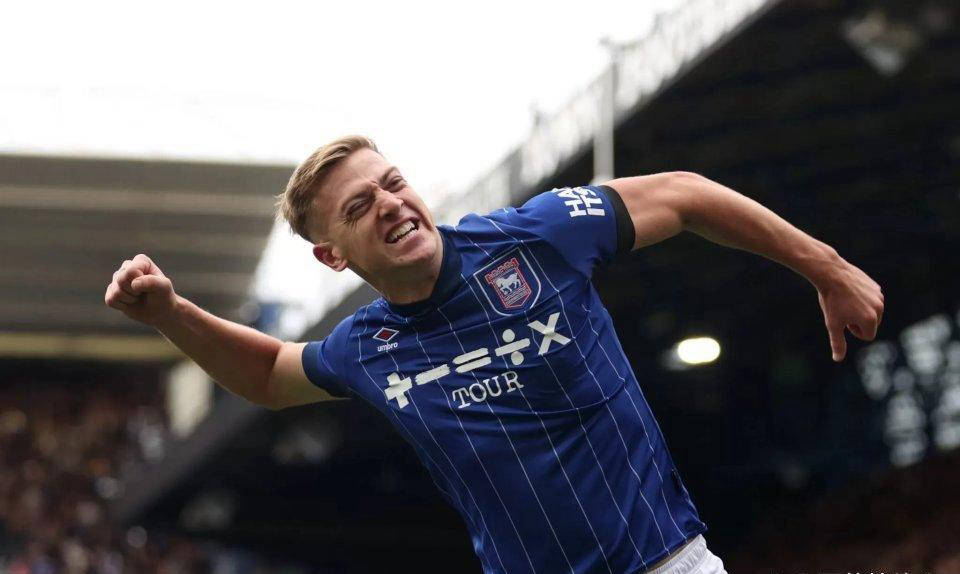 曼城阵中年轻球员崭露头角,展现出不俗实力 曼城阵中年轻球员崭露头角,展现出不俗实力