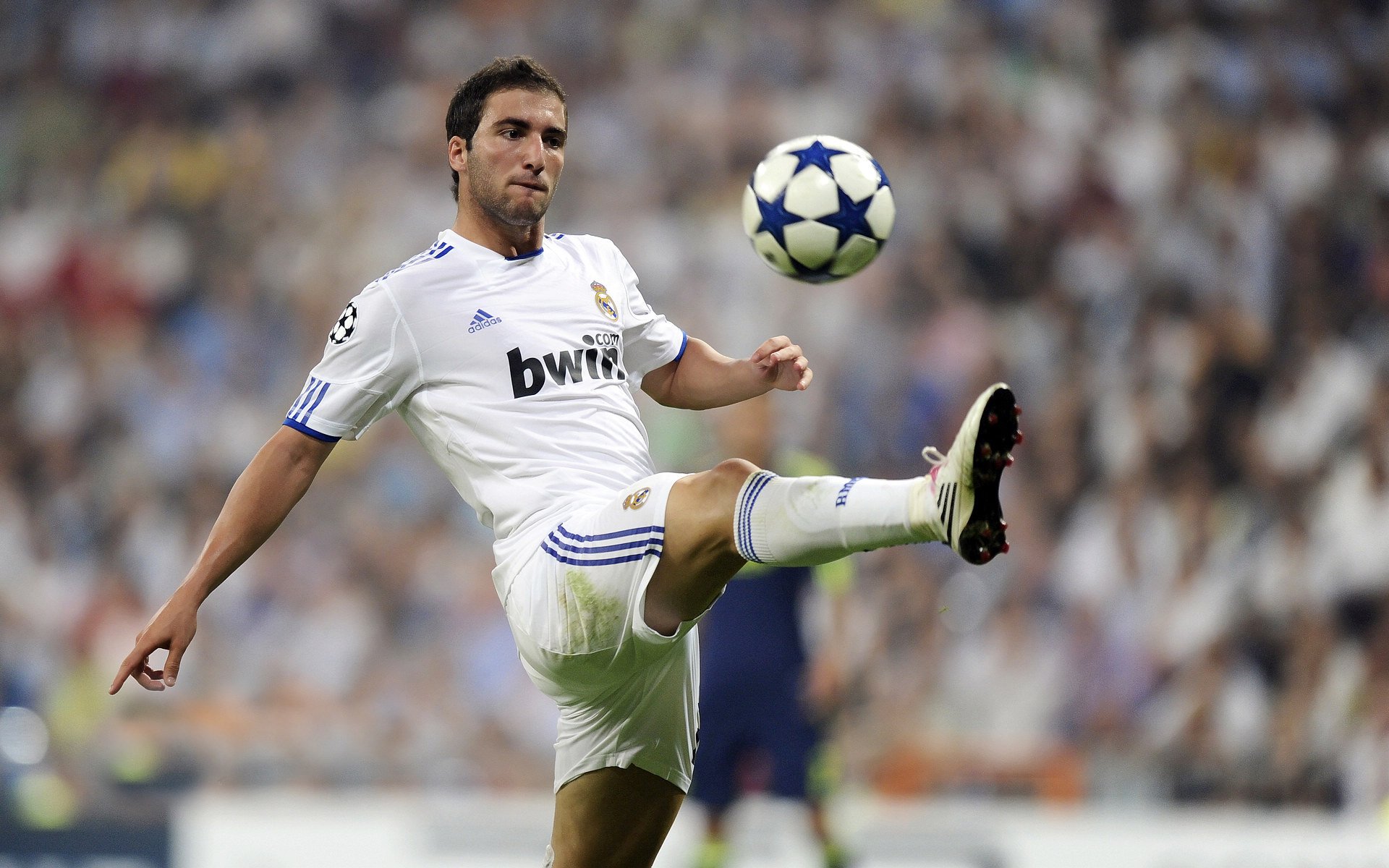 天赋之矛vs体系之盾，莱万的烈焰能否熔铸比利亚雷亚尔的锁链？