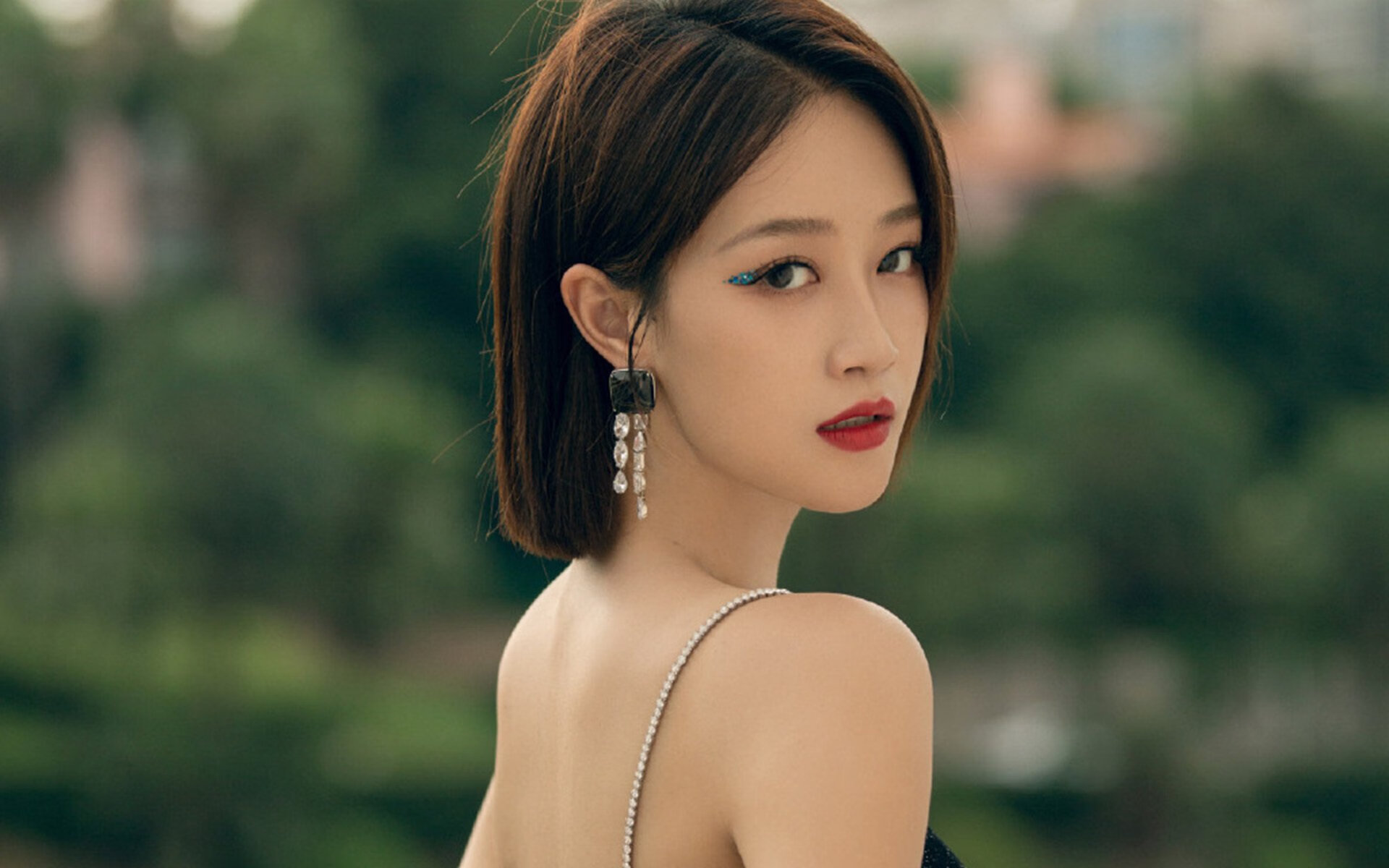 当东契奇的三分雨席卷休斯顿，北京队的红色浪潮如何在另一个维度一波带走火箭？